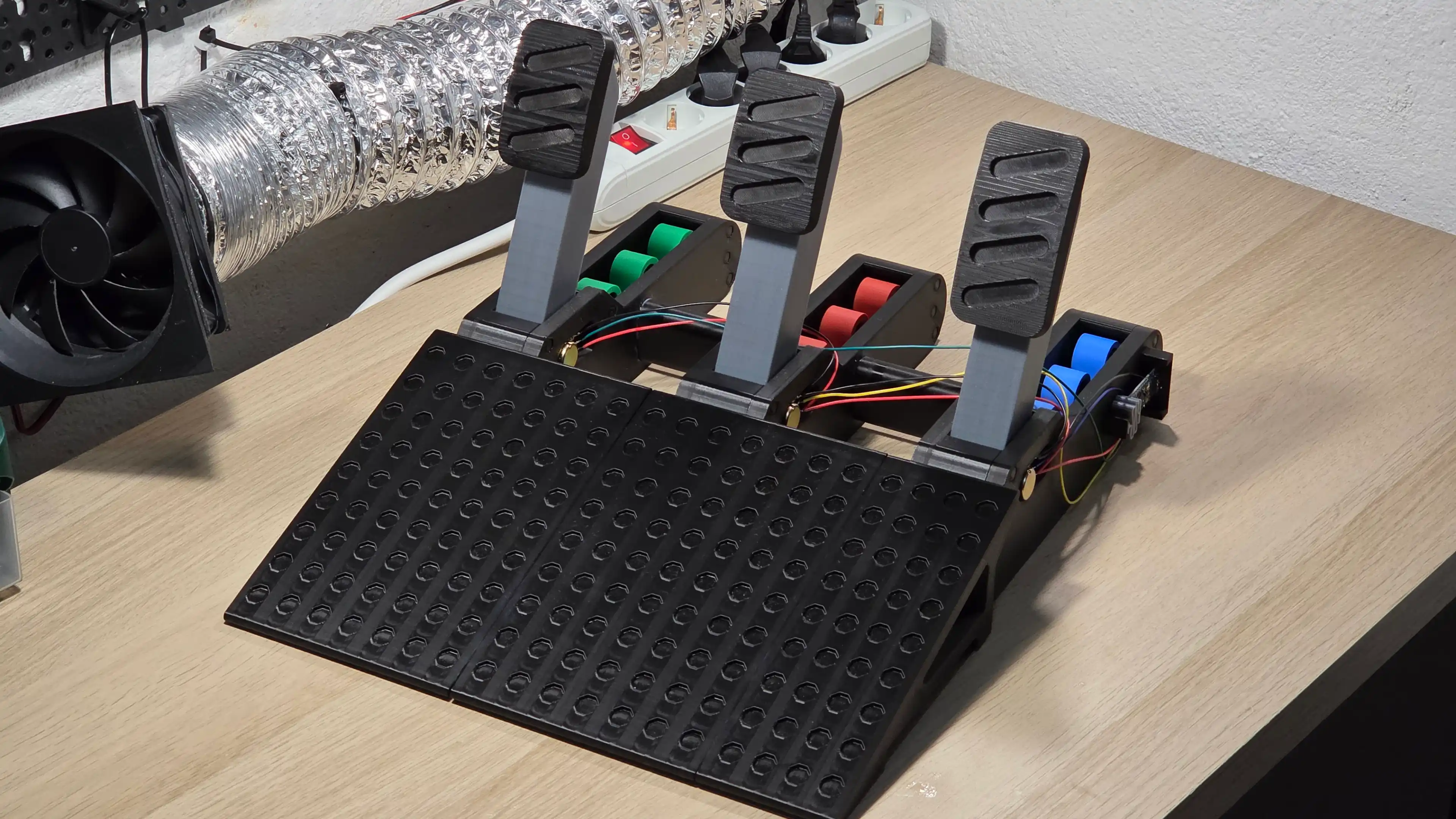 easydrive, the three printed pedals on their textured base, with the green, red and blue printed springs behind them